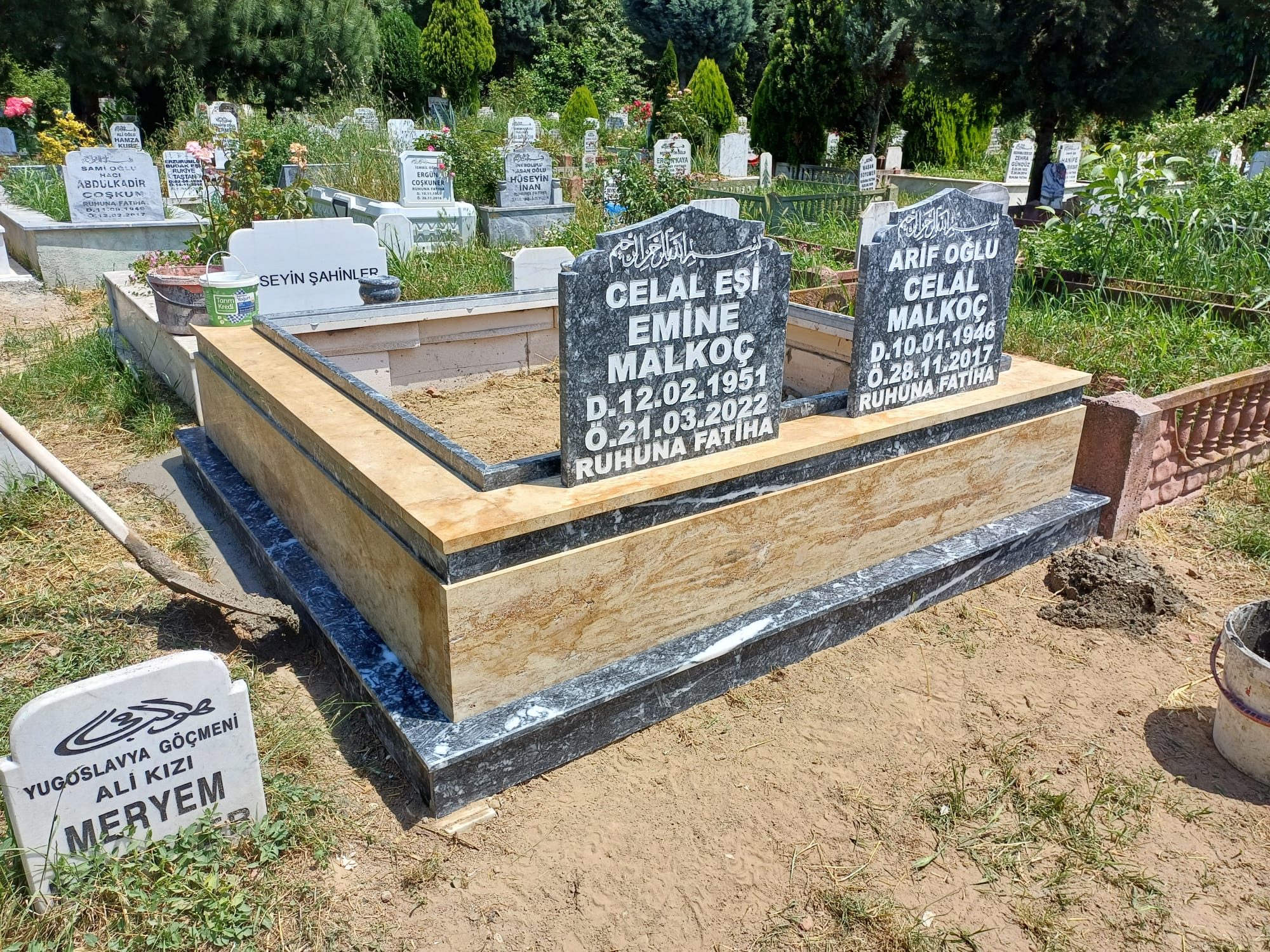 ÇİFT KİŞİLİK TRAVERTEN VE ULUDAĞ SİYAH MERMER MEZAR