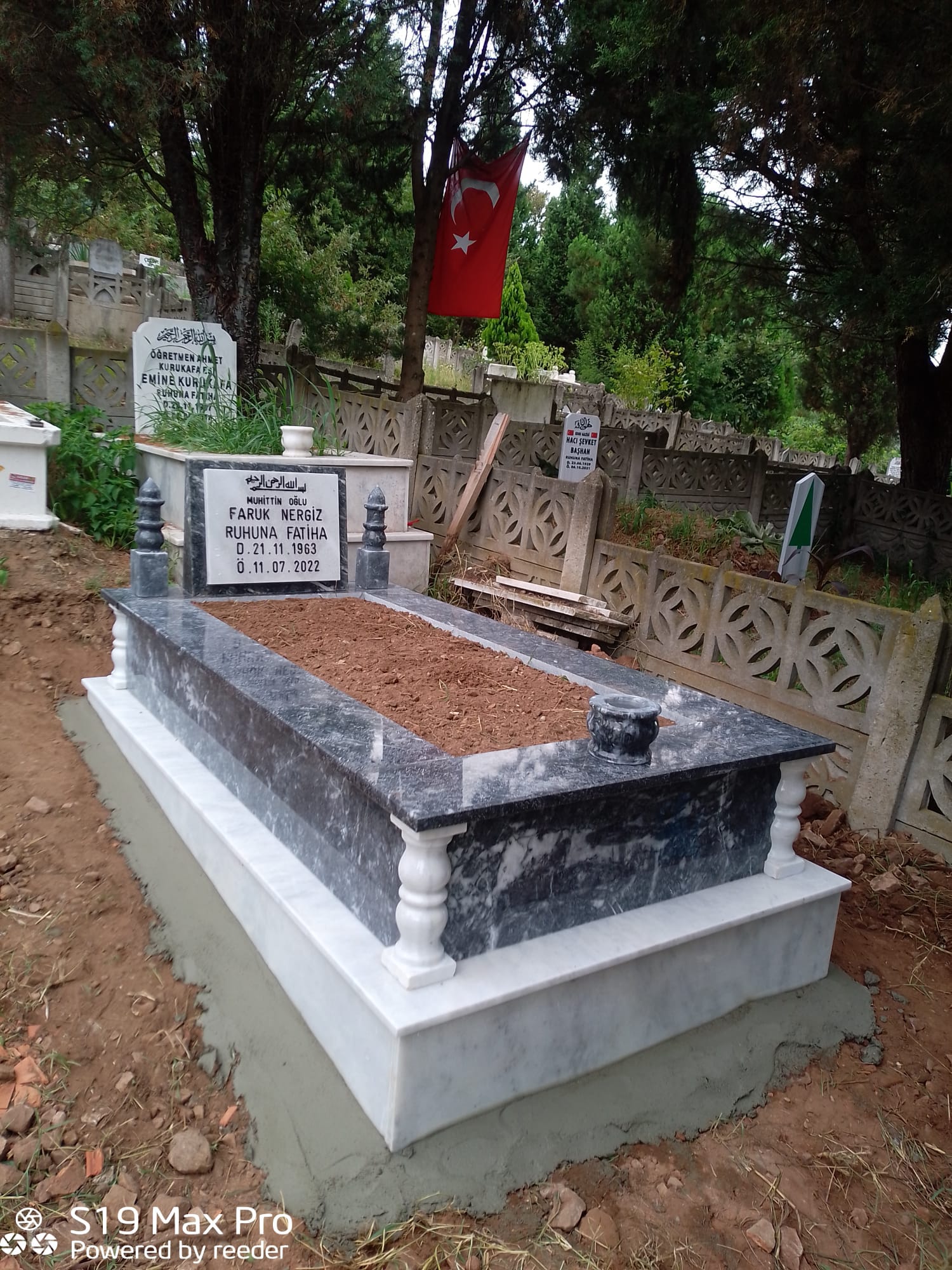 MUĞLA BEYAZI VE ULUDAĞ SİYAH MİNARELİ MEZAR