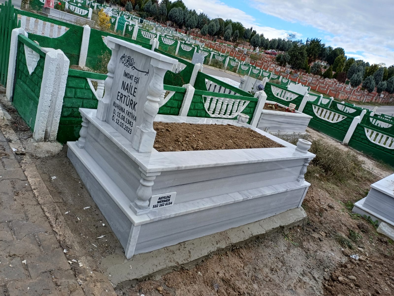 KADEMELİ SÜTUNLU MARMARA MEZAR