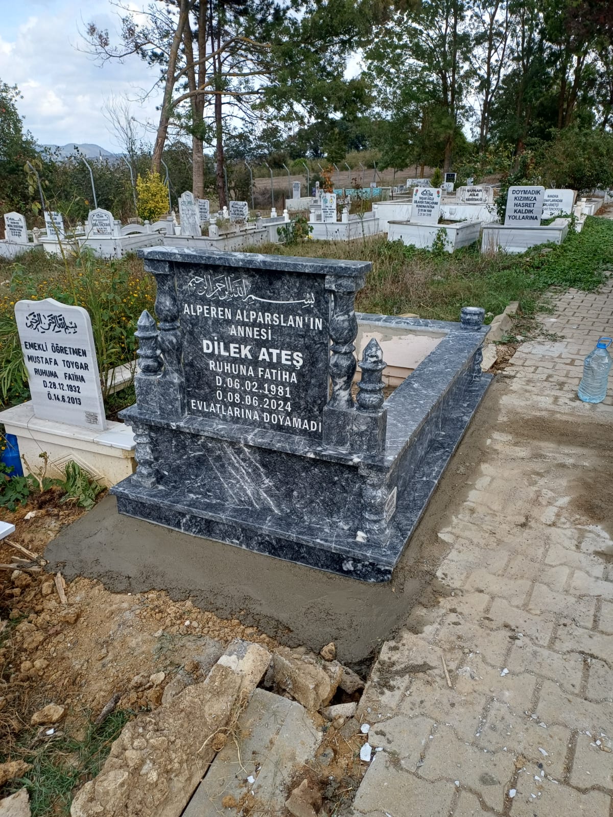 ULUDAĞ SİYAH SÜTUNLU MİNARELİ MEZAR